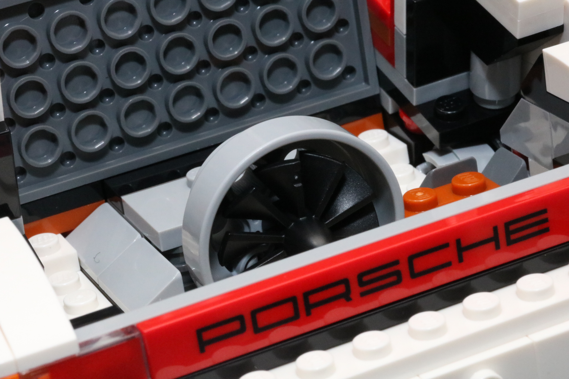 エンジンルームに収めれば雰囲気が高まる