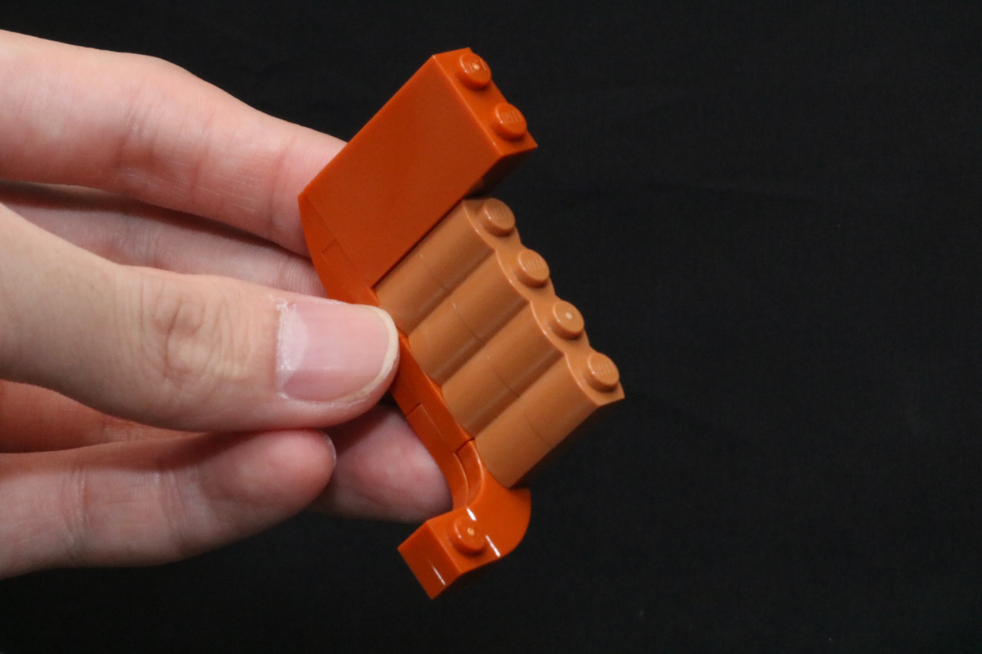 ブラウンのパーツを重ねていく