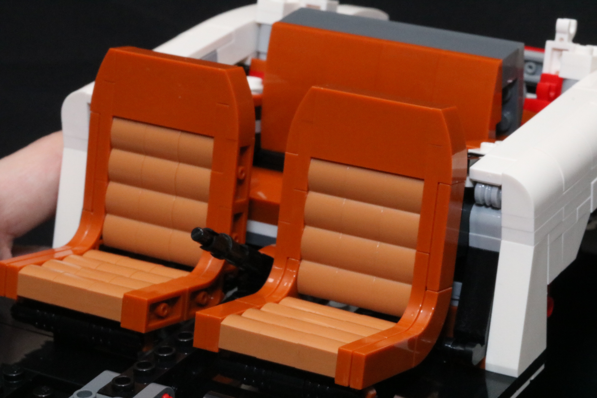 角度を変えれば、波打つ高級感ある質感のシートが完成