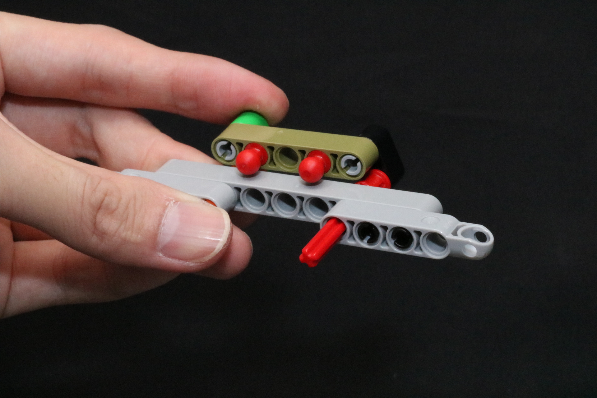 フロントシャフトは円柱状のパーツと細いパーツを組み合わせて作り上げる