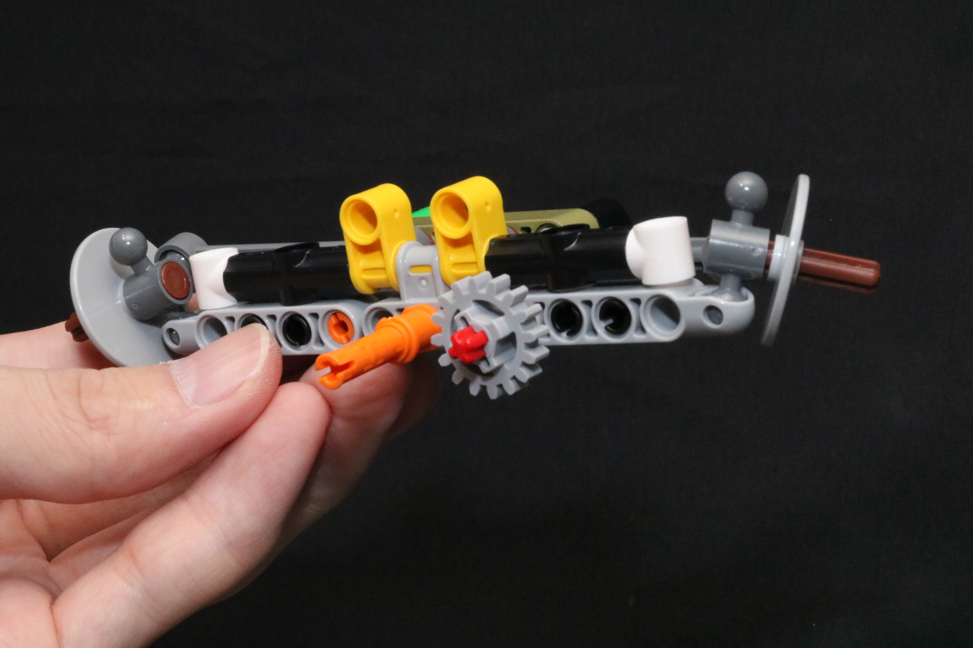 棒状パーツに歯車状のピースをはめ込み、ここがバイパスになるのがわかる