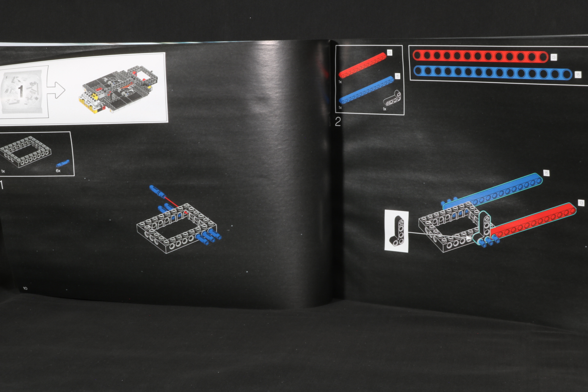 組み立て説明書はカタログのような厚みと図解、そして実車ポルシェ911の写真が掲載されている