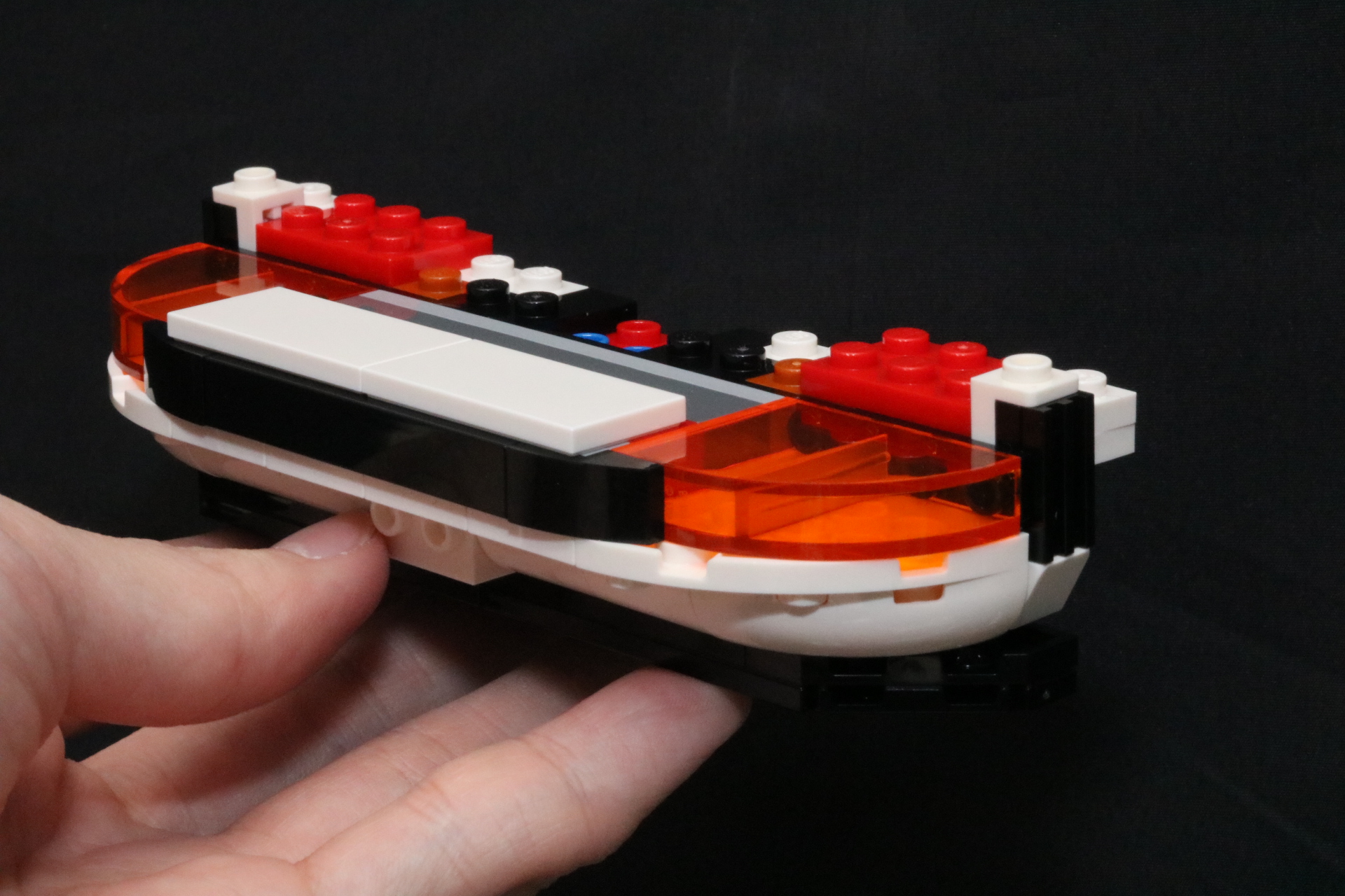 フロント下部は丸みのある曲線が再現されている