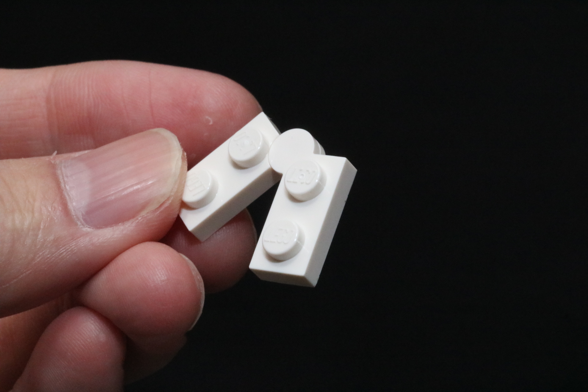 ヒンジが付いているピース