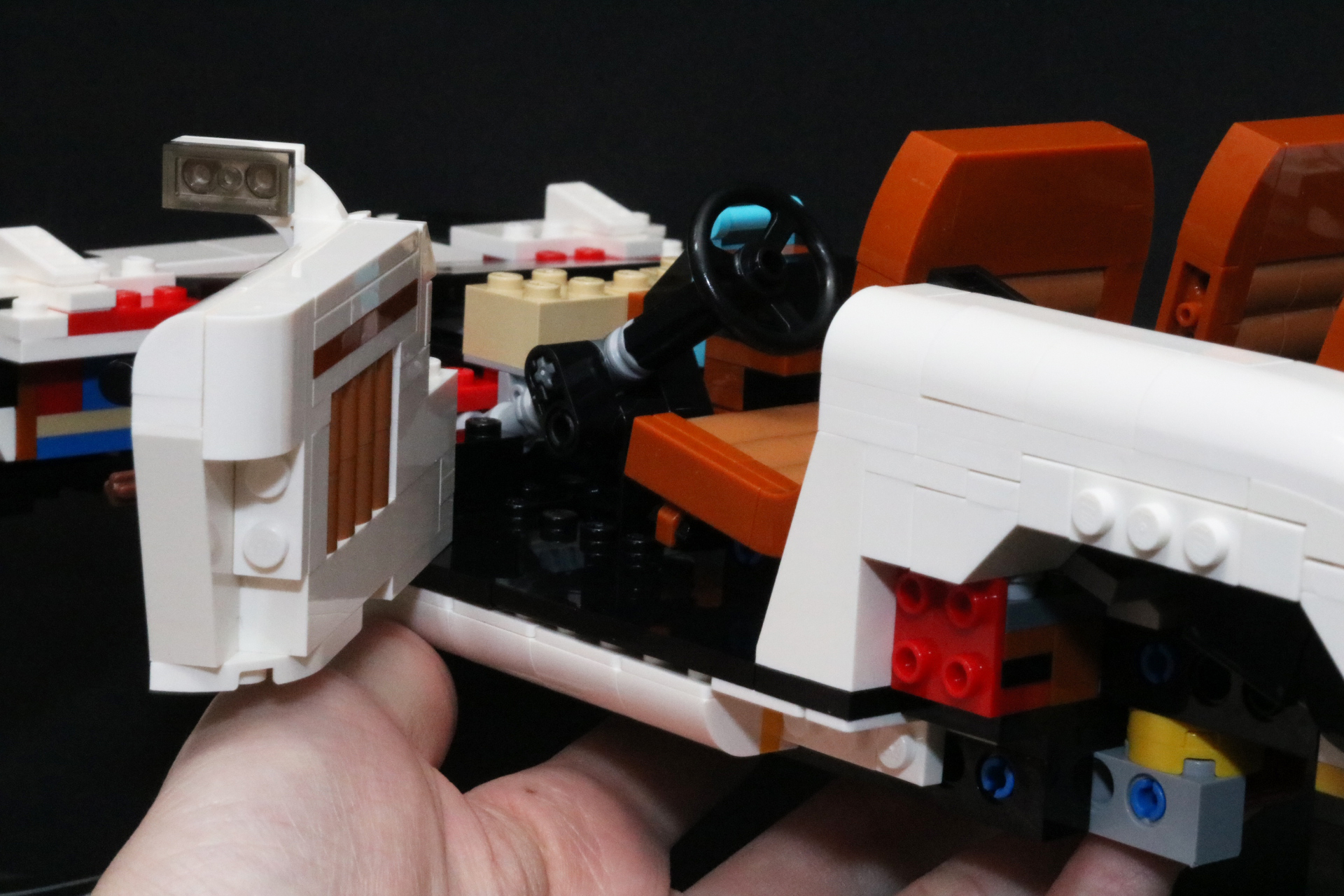 ヒンジが付いたピースによって開閉が可能に