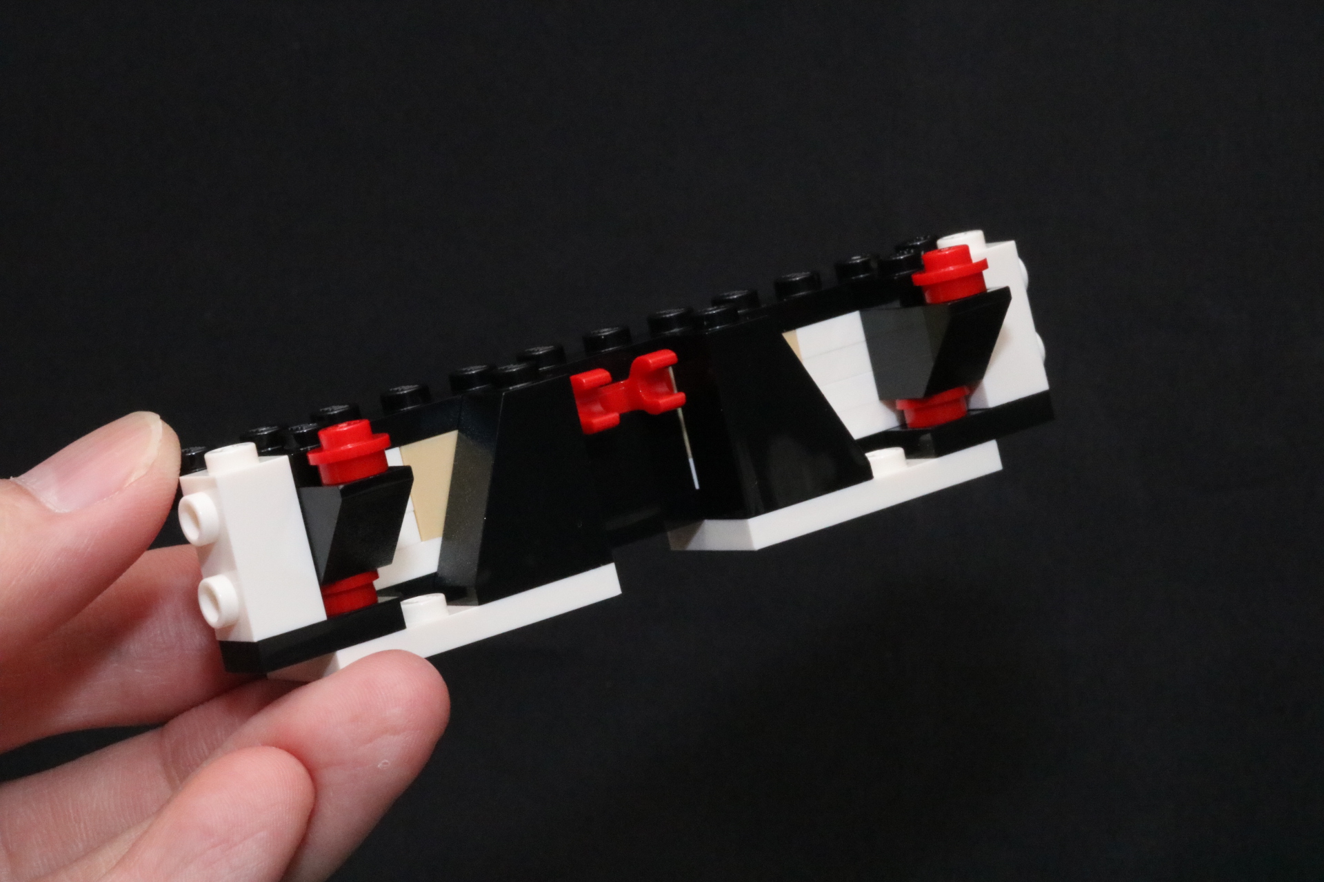 ダッシュボードの基部は外観に合わせた黒と白の構成