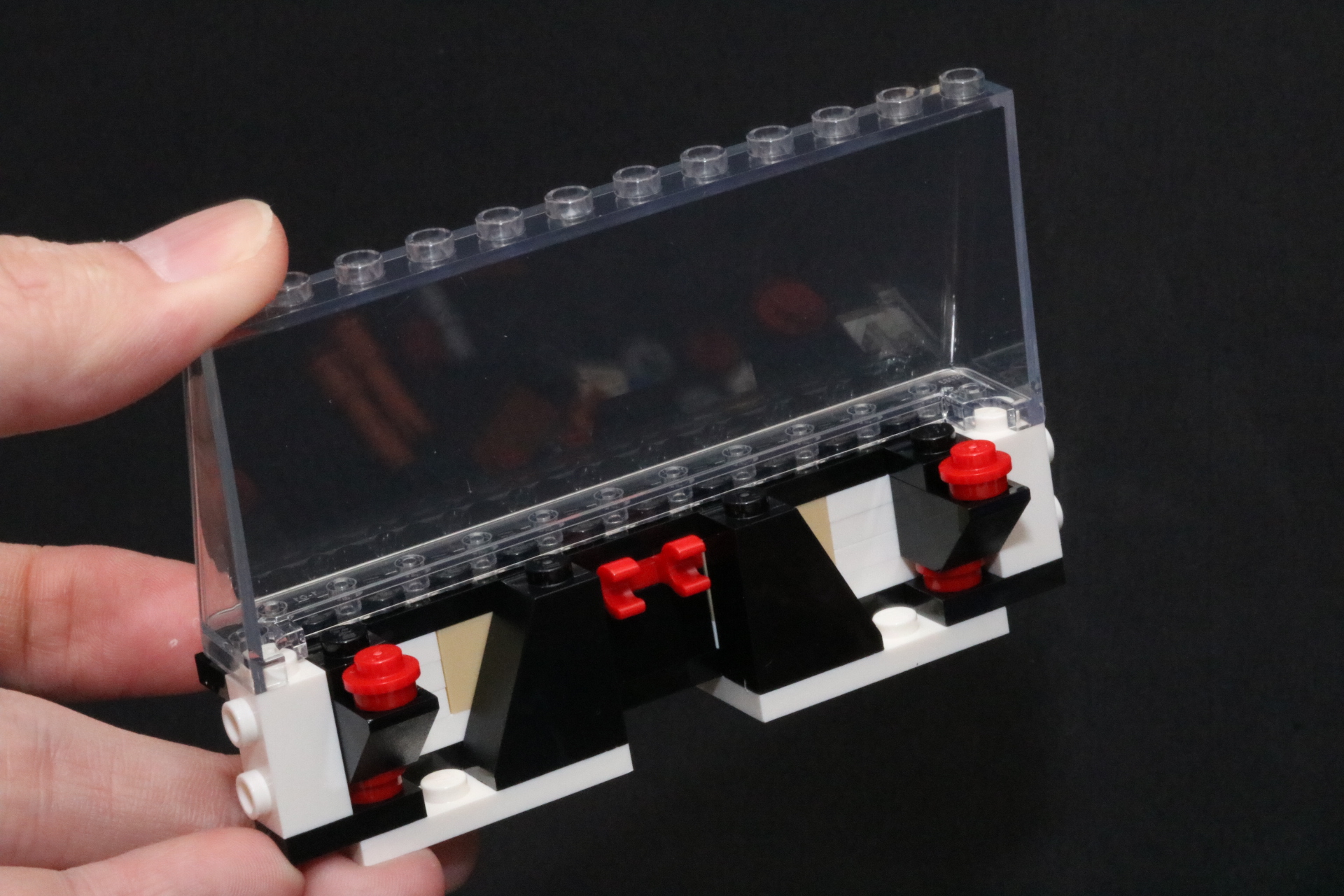 クリアパーツでフロントガラスを再現