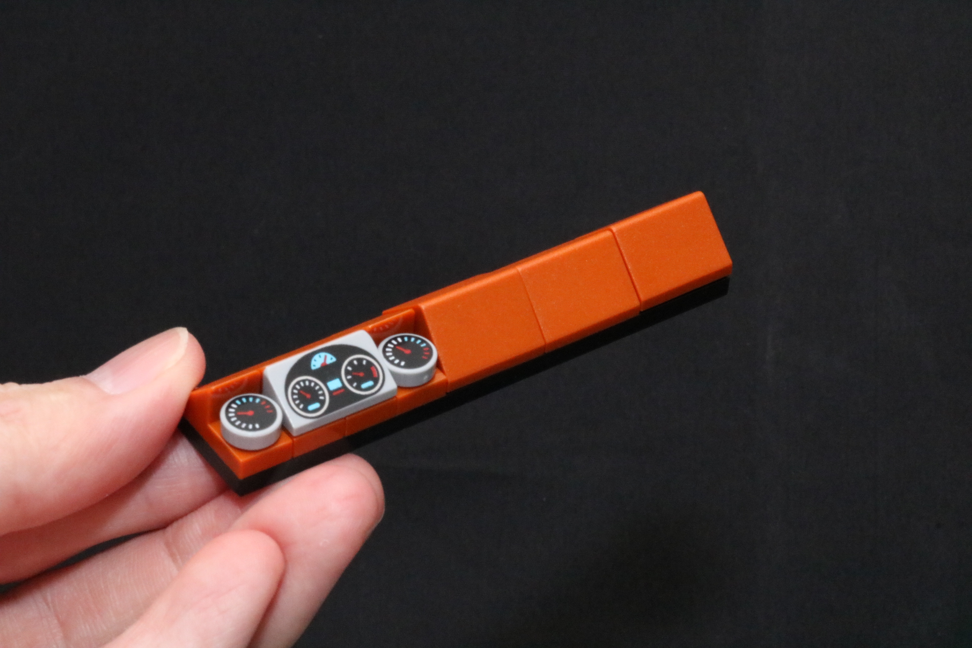 ダッシュボードは内装に合わせたブラウンの落ち着いた色合いとスピードメーターやタコメーターなどもプリントされたパーツで再現されている