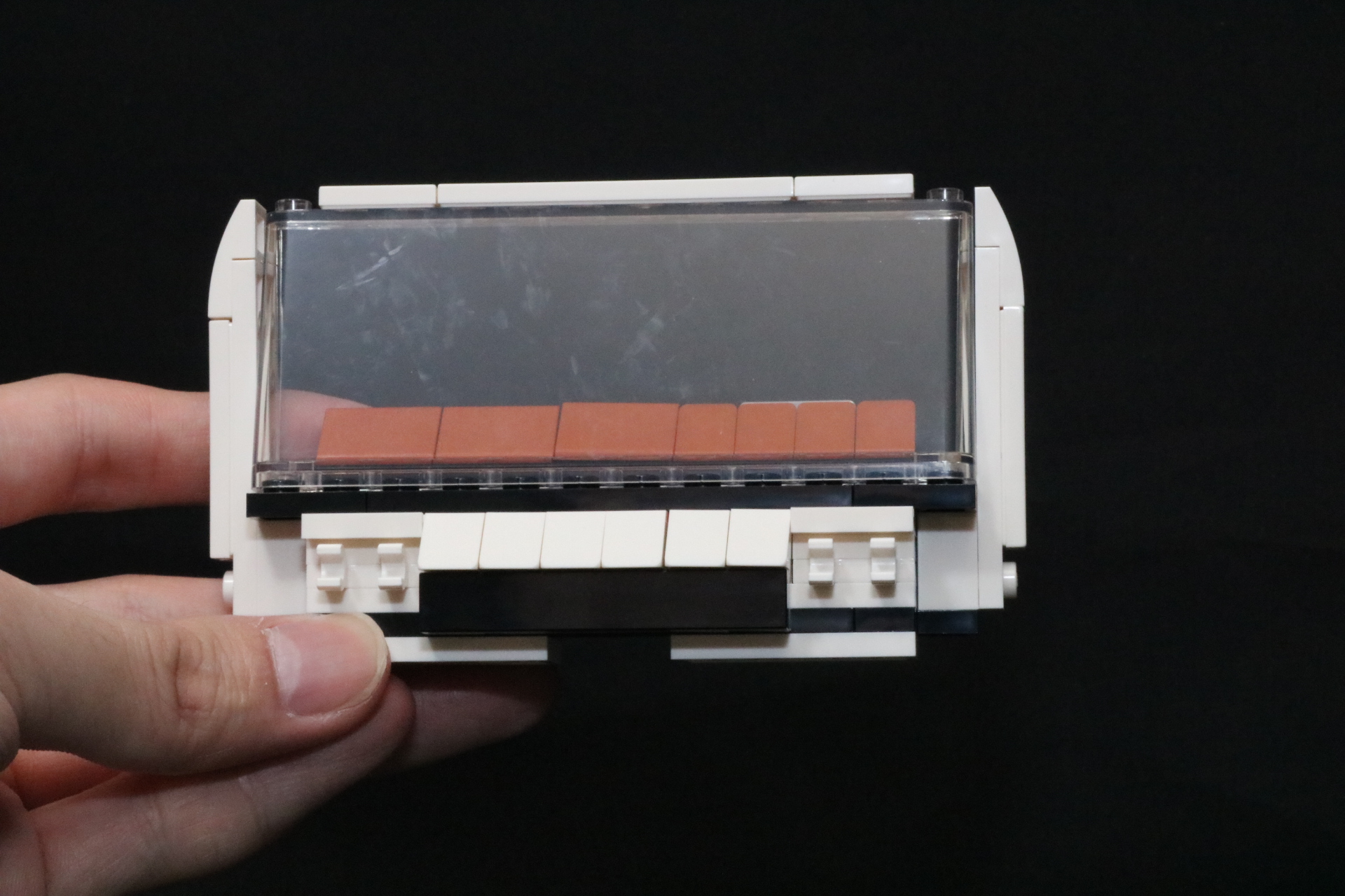 さらに白の枠を組み上げれば一気にクラシカルな雰囲気が増す