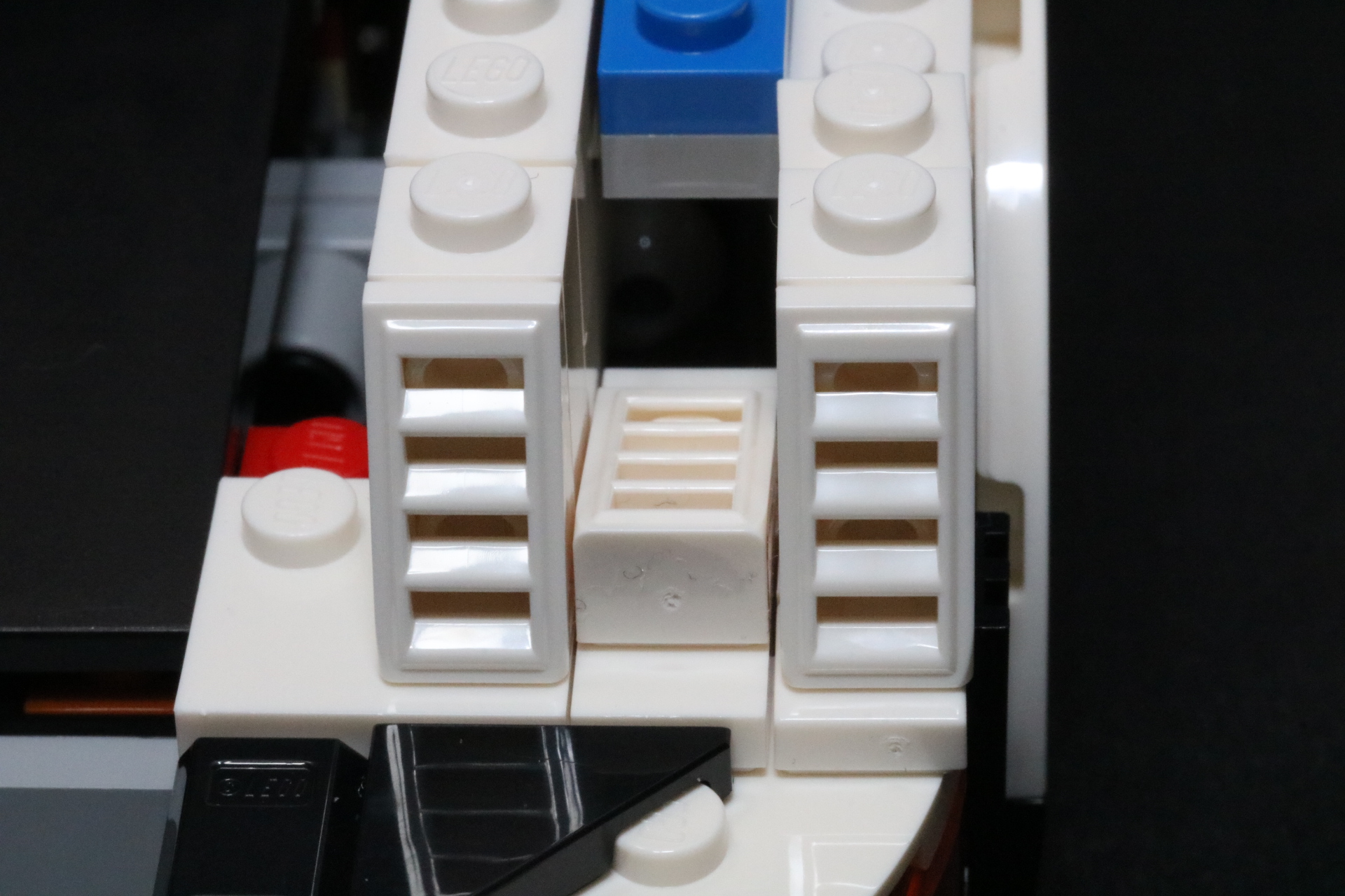 正面と下部についている傾斜パーツがヘッドライトの角度をしっかりと固定