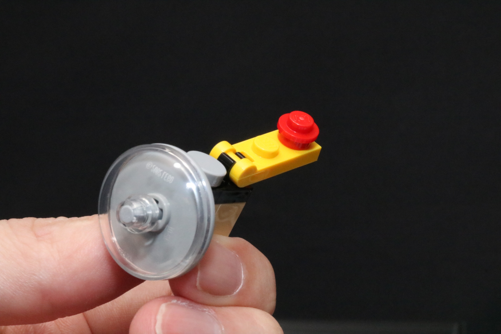 ヘッドライトはヒンジピースの組み合わせで角度調整が可能に