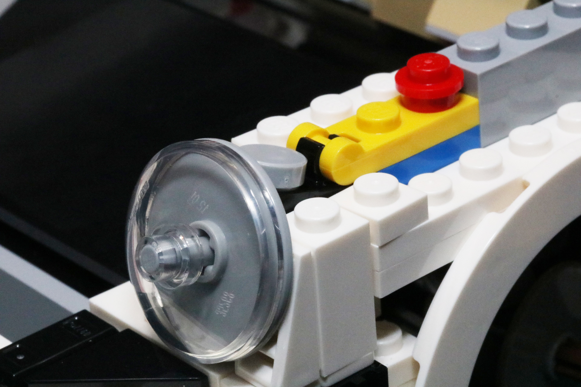 間に収める形ではめ込み