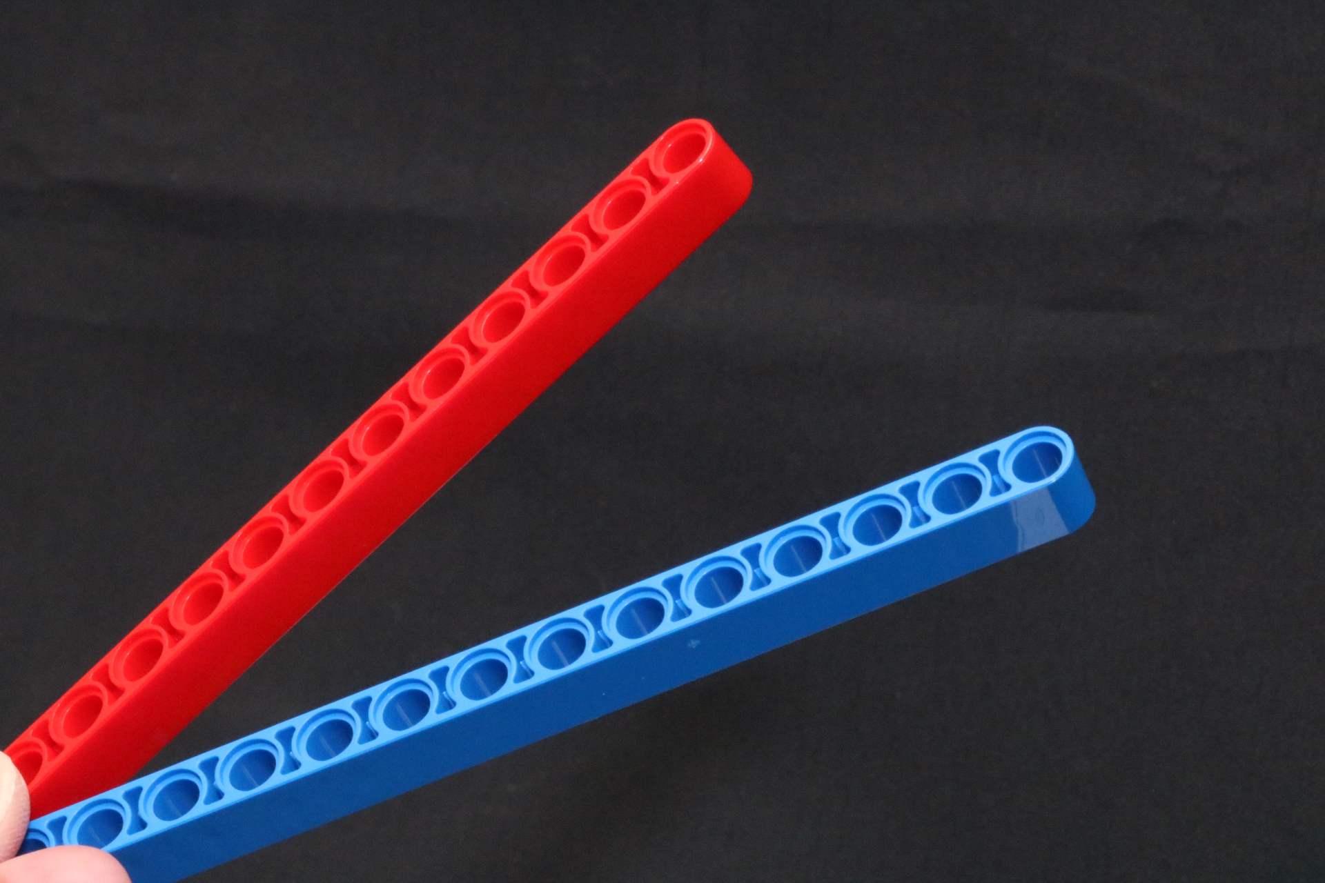 細い四角柱に円形の差し込み口があるピース