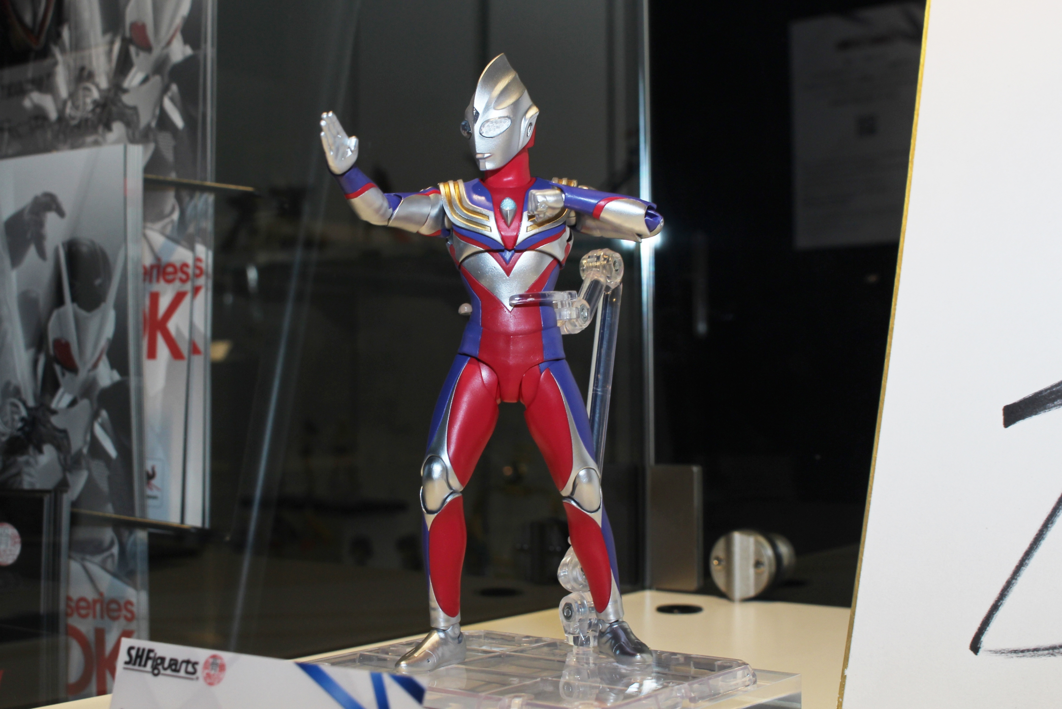 「S.H.Figuarts（真骨彫製法）ウルトラマンティガ マルチタイプ」。2021年7月発売予定、価格6,600円（税込）。秋葉原の<a href="https://tamashii.jp/tokyo/" class="n" target="_blank">TAMASHII NATIONS TOKYO</a>でサンプル展示中