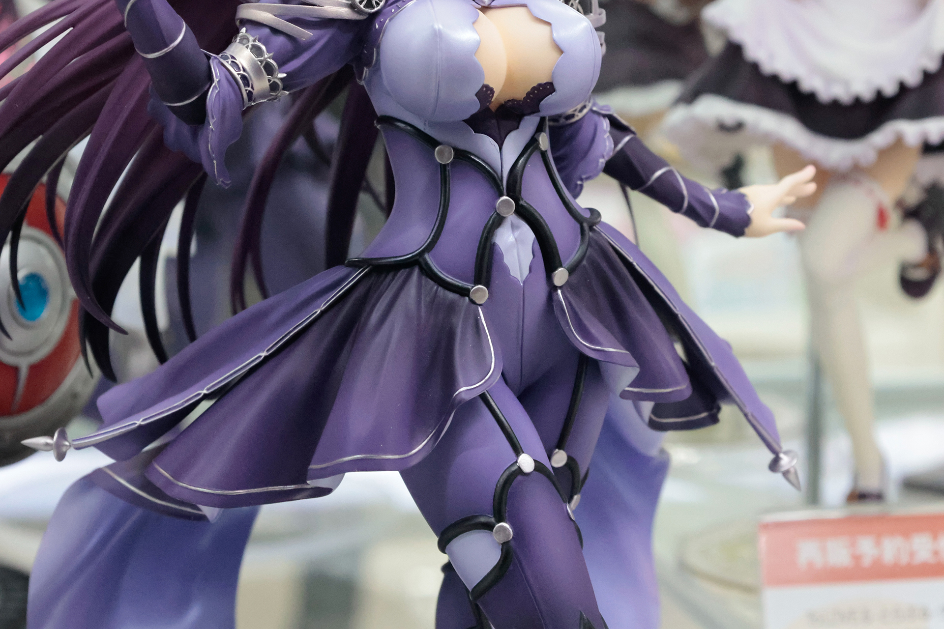胸元から腰のあたりにかけての、ボディラインもしっかりわかるようになっている