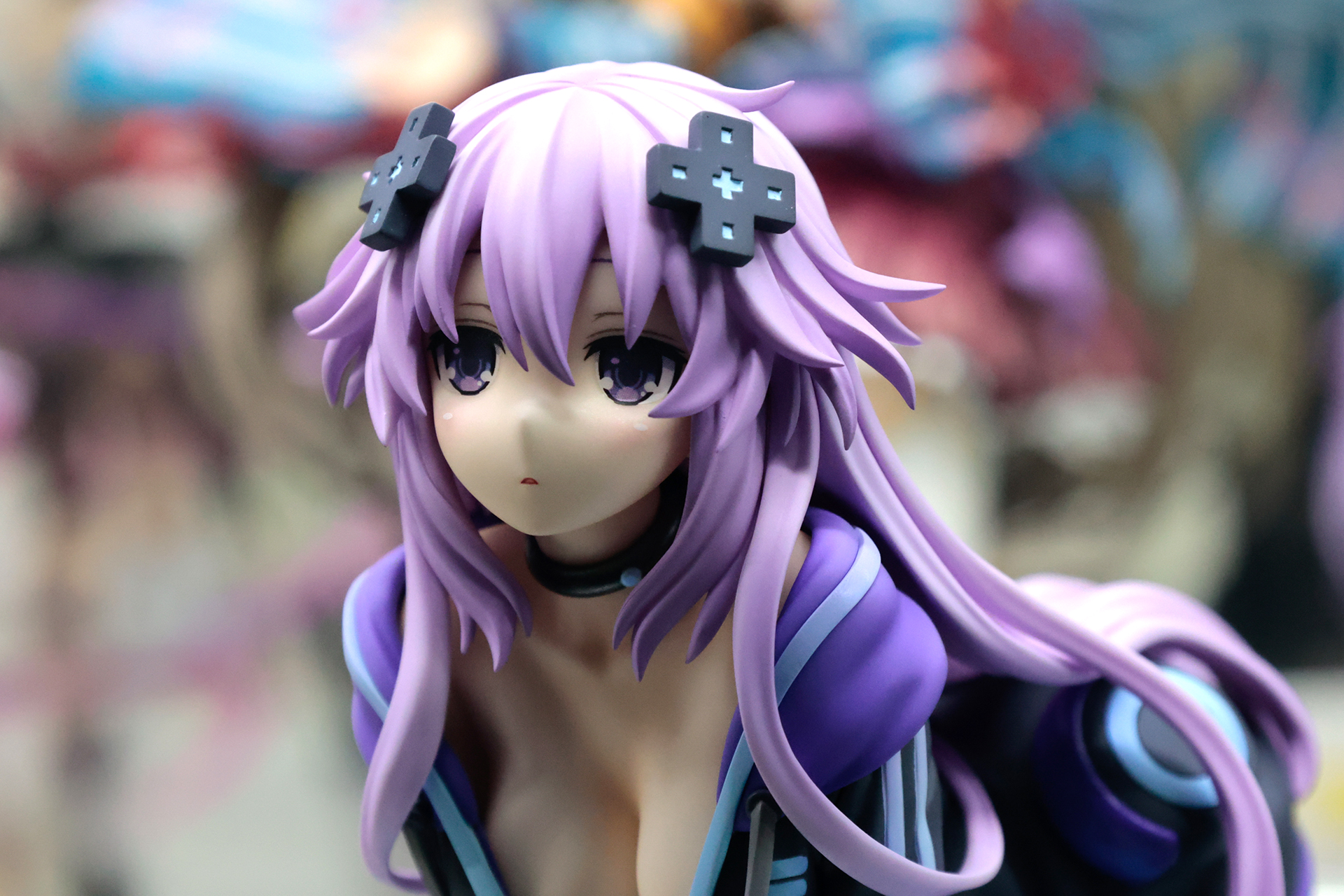 体にまとわりついたような髪や、頭の飾りなど装飾品もしっかりと作り込まれている