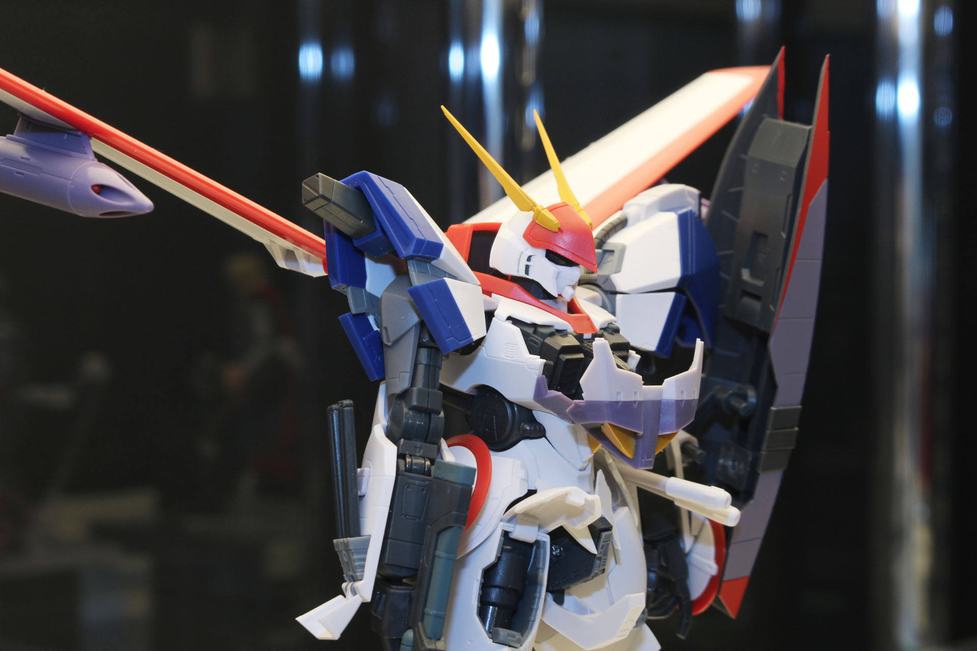 頭部、胸部、肩部、袖部、腰部、下脚部などの装甲が展開し、内部フレームが露出する