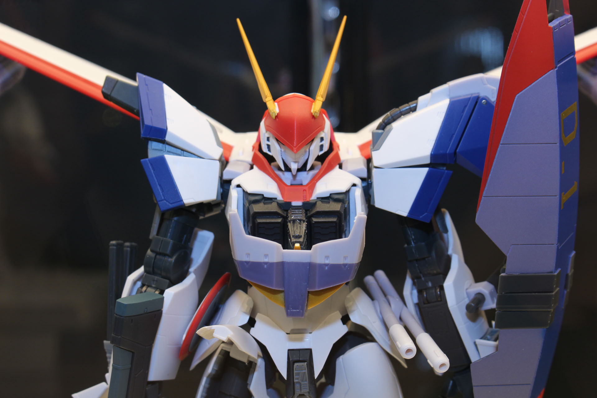 機体各所ディテールは、放映当時の1980年代の戦闘機を参考に検討されているという