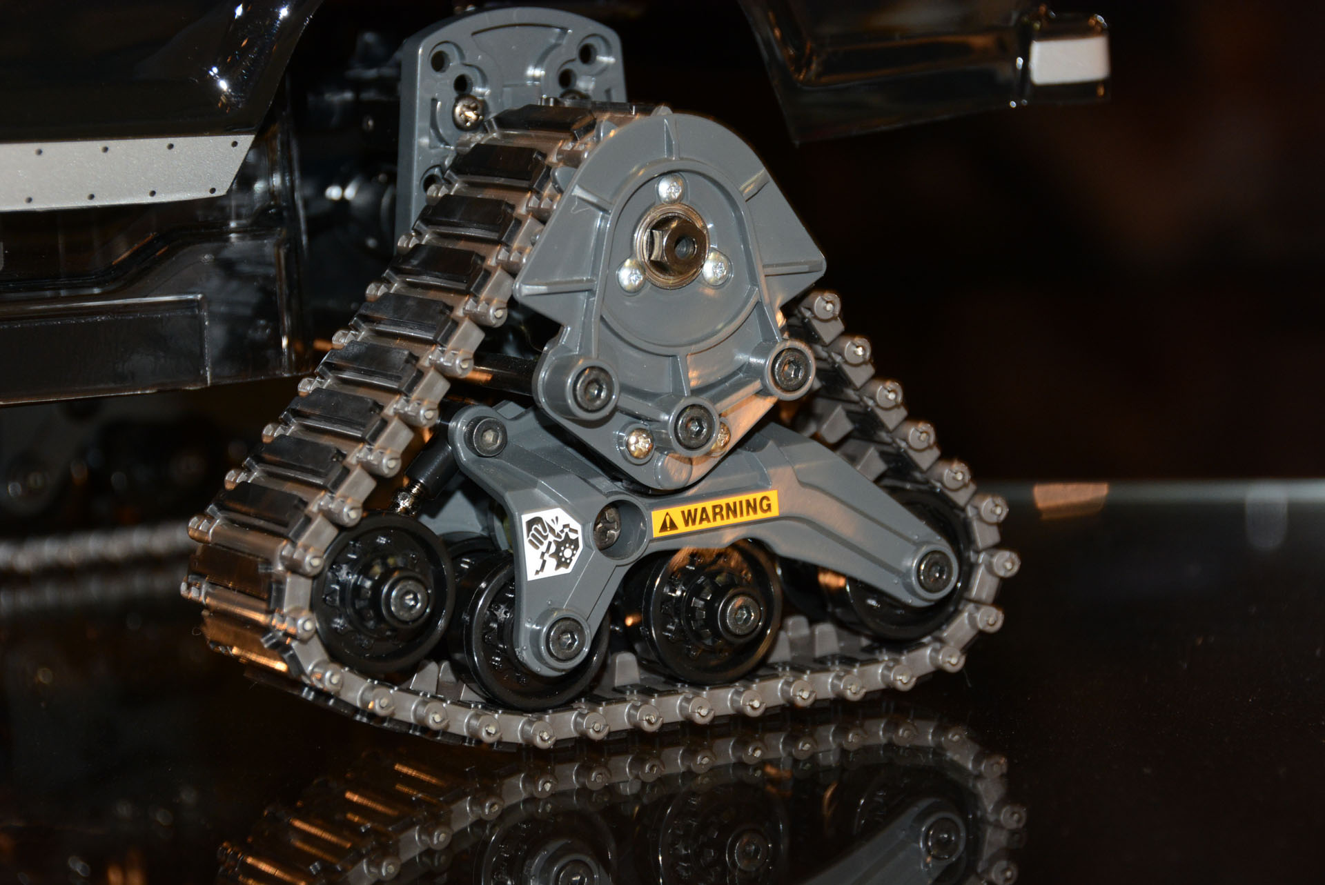 車輪の代わりのクローラーが特徴的な「ランドフリーダー クワッドトラック」。2021年上半期発売予定・価格未定