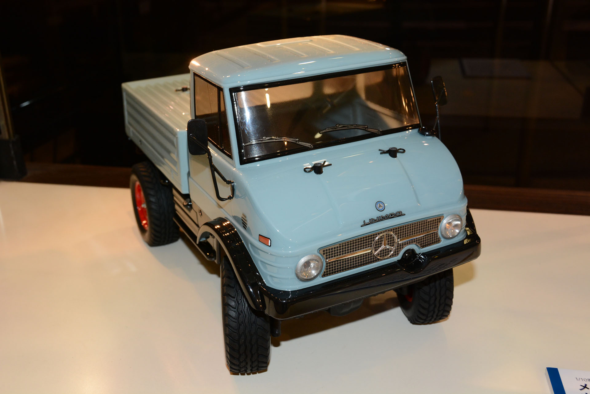 こちらはレトロな雰囲気が楽しい「メルセデス・ベンツ ウニモグ 406」。走る姿をたっぷり見たくなるRCカーだ
