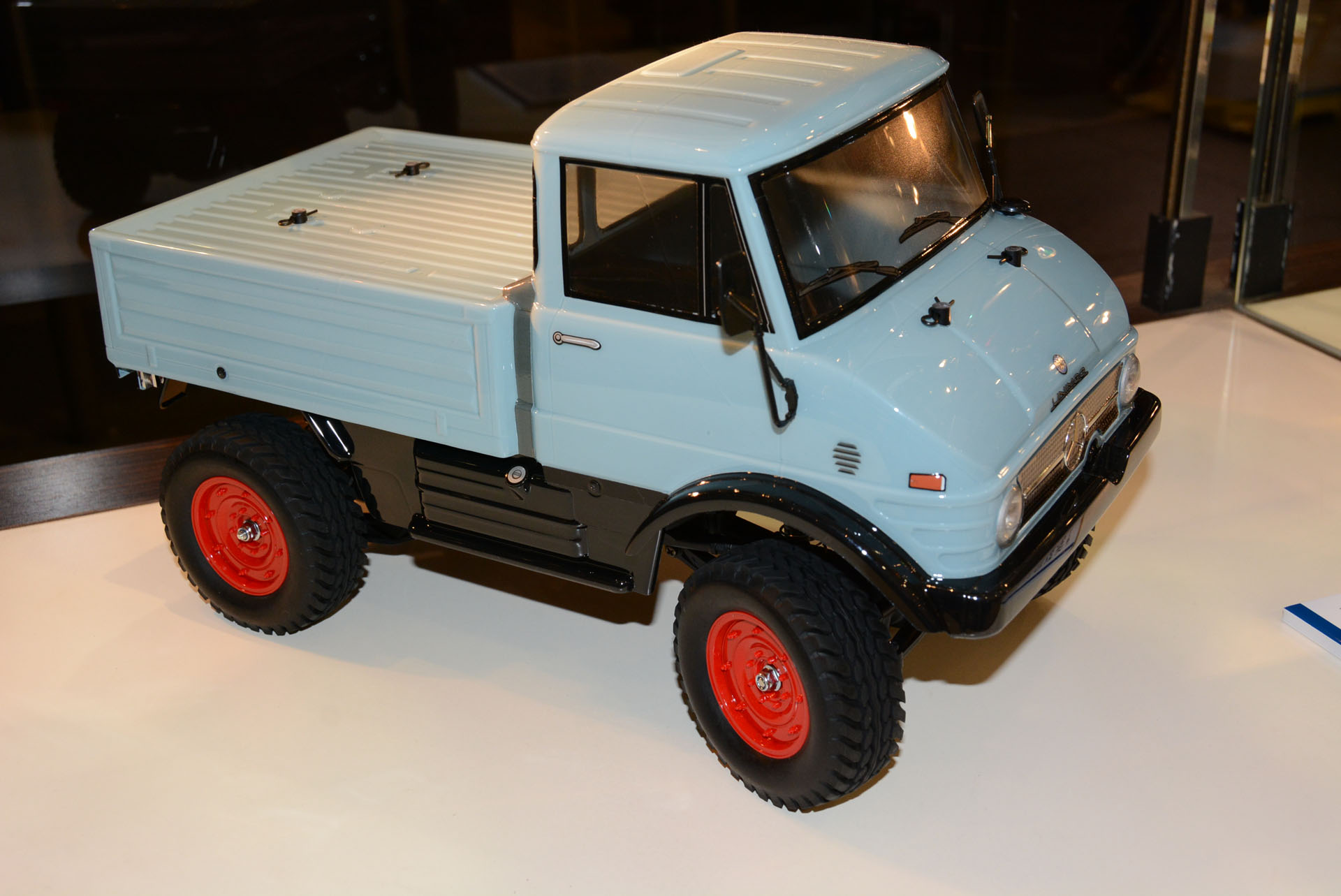 こちらはレトロな雰囲気が楽しい「メルセデス・ベンツ ウニモグ 406」。走る姿をたっぷり見たくなるRCカーだ