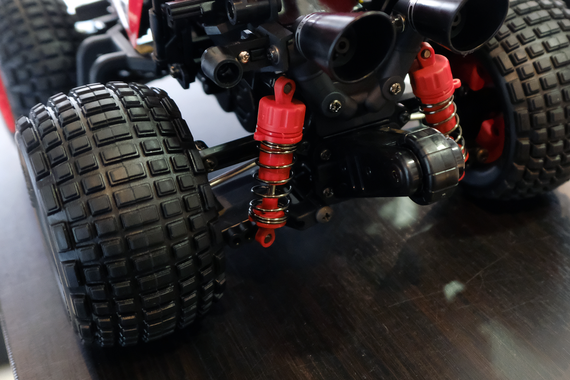 ダンパーもやはりホットショットらしい赤色になっている。後部から突き出た車輪で、コミカルなウィリー走行を可能にしている