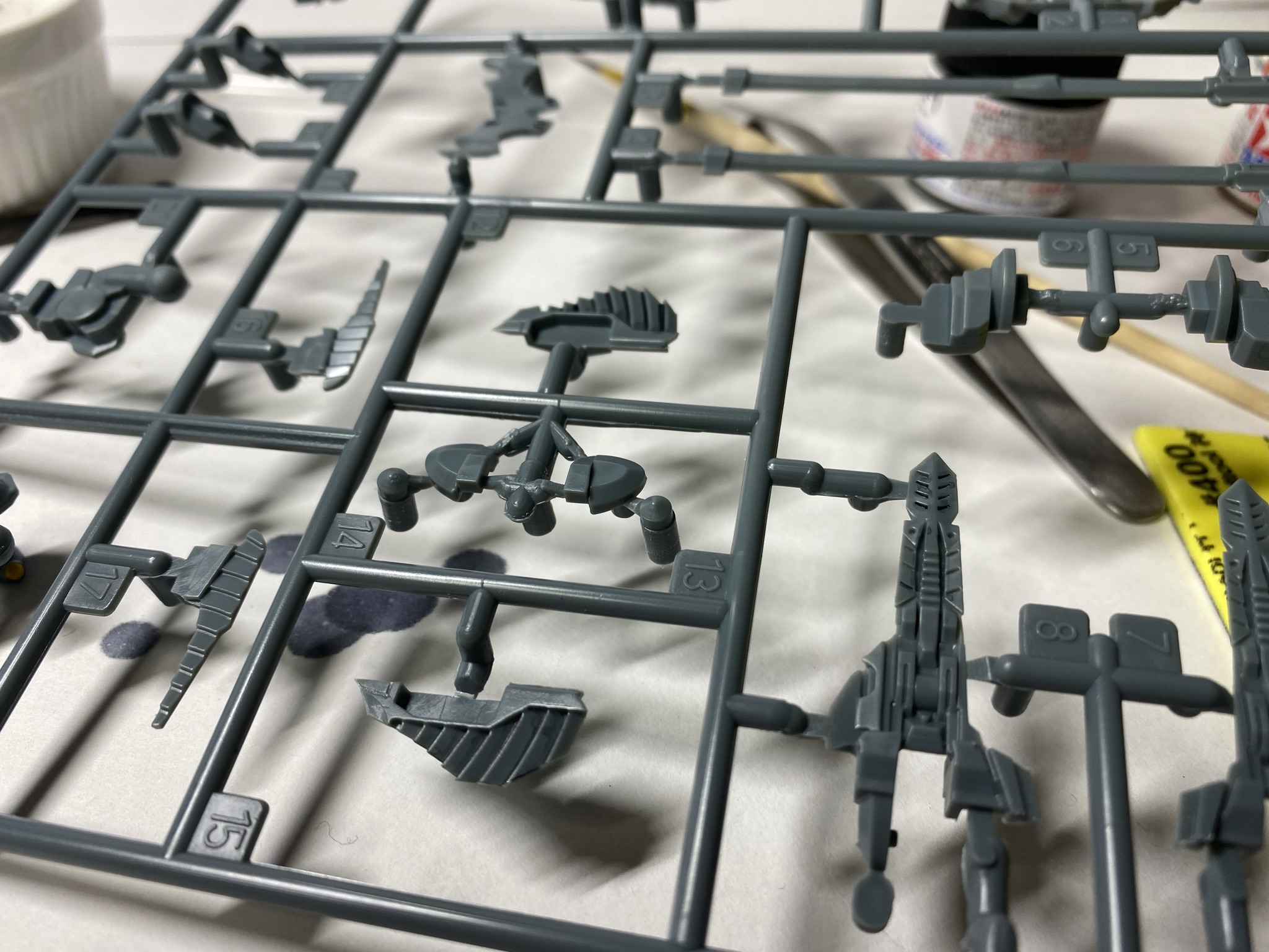 繊細なモールドが施されたパーツだ