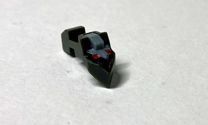 組み立てる前に“目”を塗装しておく。下地部分を黒に、瞳を赤く。細い筆先でちょんと色をつける