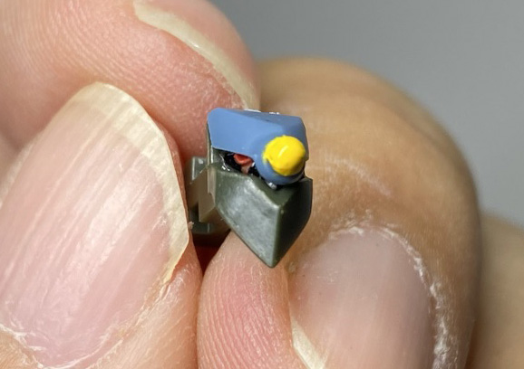 パーツを組み合わせ、中央のセンサーを黄色く。細かい部分だが、目がちゃんと塗れたのはうれしかった