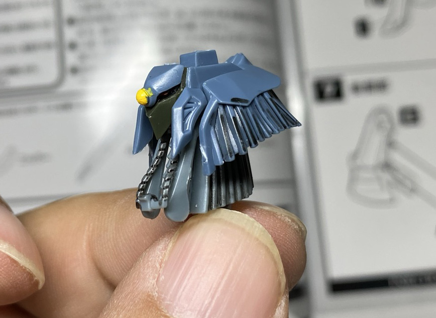 顔の周りのパーツを組み上げていく。ディテールを浮き立たせるため、モールドにはスミ入れをしている。かなり荒っぽくスミ入れをしたが、キットのディテール表現が確りしているため、かなりカッコイイ