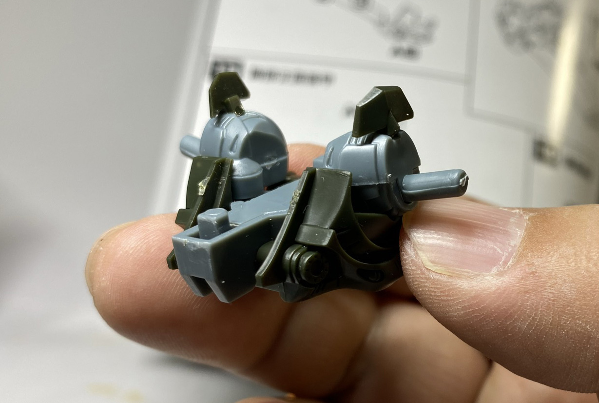 細かいパーツが組み合わさって胸部が形作られる。「ここに騎士のコクピットがあるのか」等作中の設定に想いを馳せながら、組んでいく