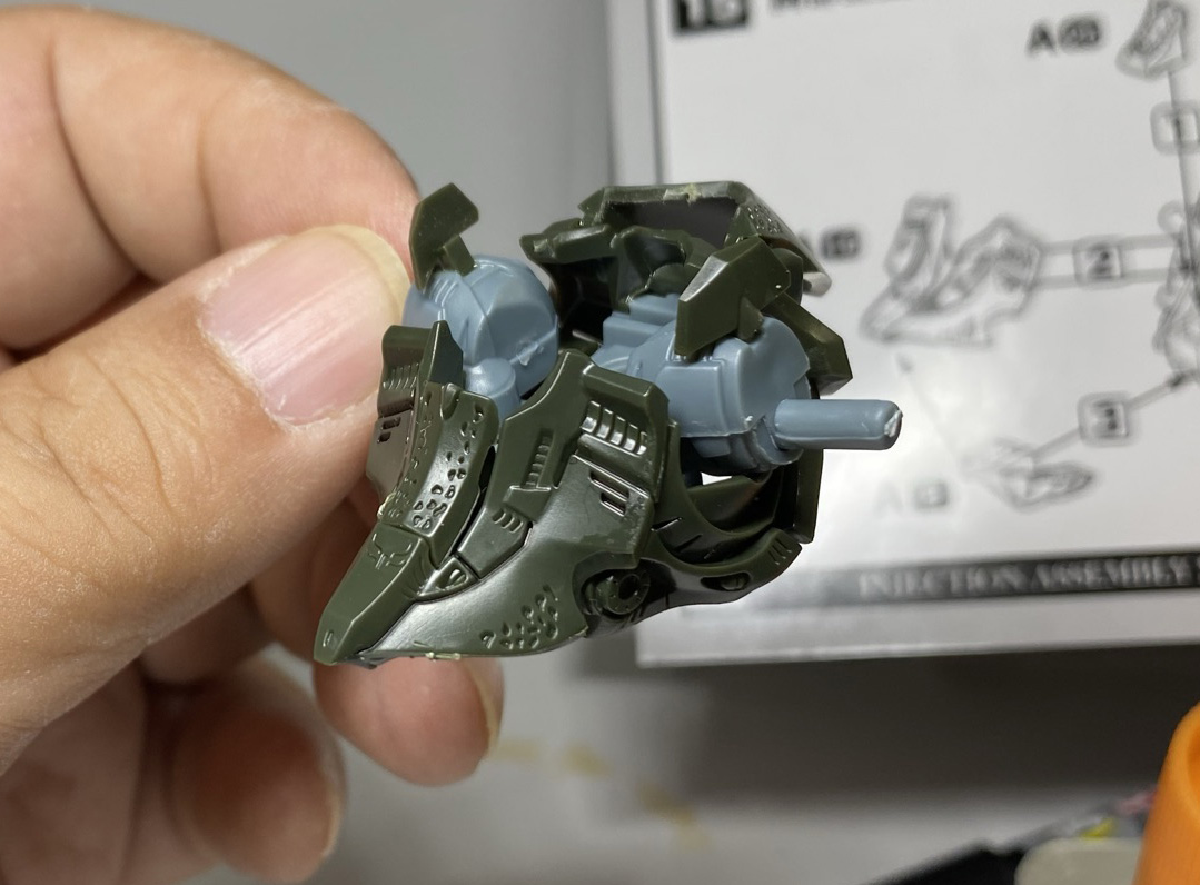 細かいパーツが組み合わさって胸部が形作られる。「ここに騎士のコクピットがあるのか」等作中の設定に想いを馳せながら、組んでいく