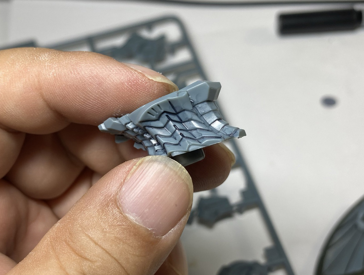 腹部はスミ入れをすることで細かいモールドがしっかり浮き出る