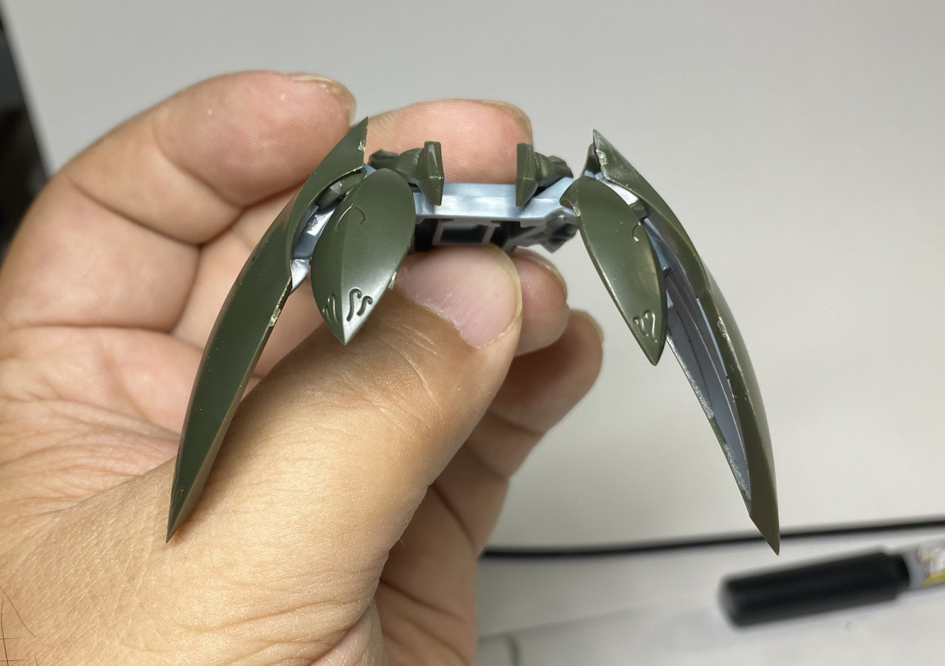 細かいパーツを組み合わせる腰アーマー。装飾的な雰囲気が強いのが世界観を感じさせる