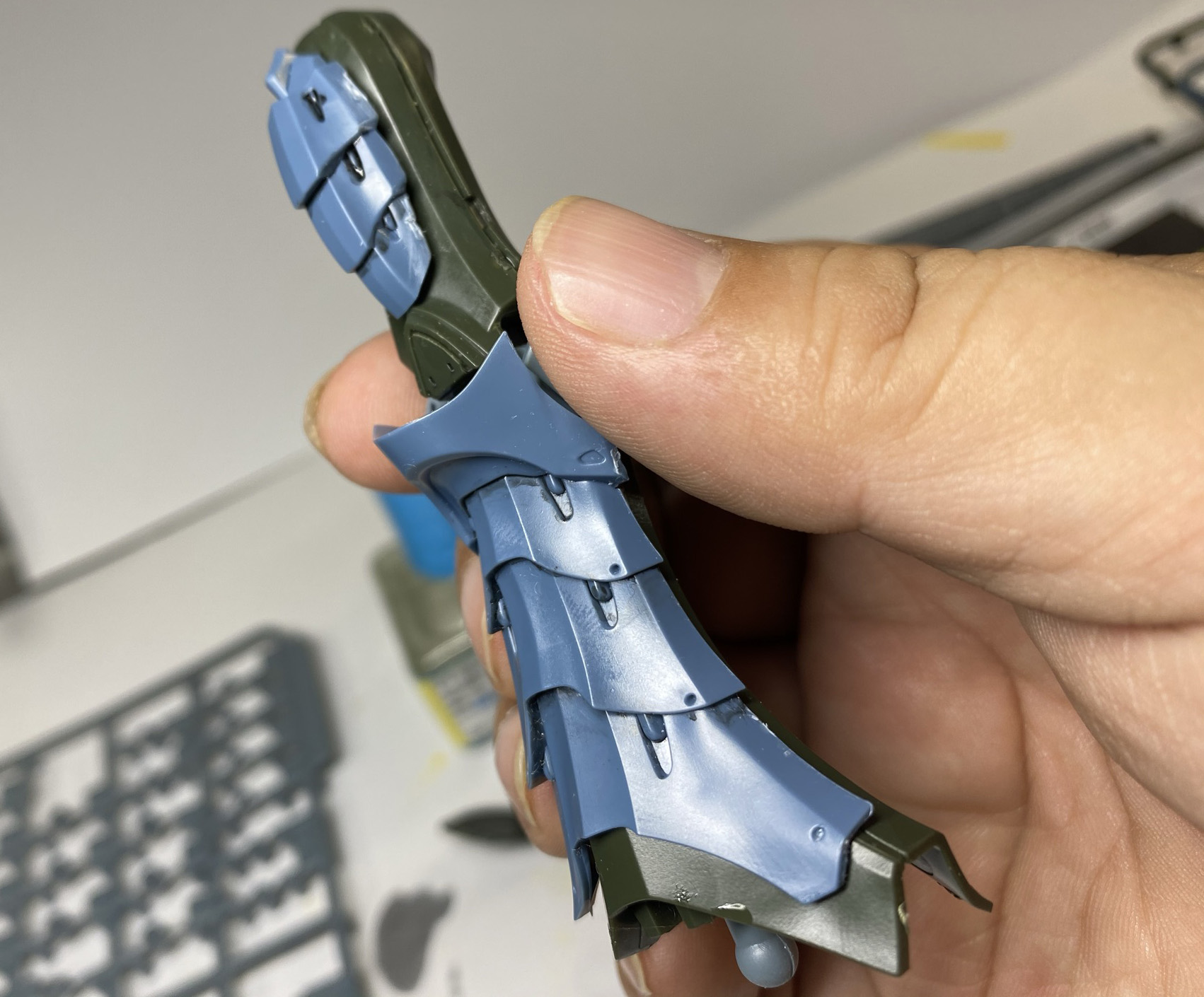 脚部は関節構造などで複雑さはあるが、胴体や腕部に比べると大きいパーツが多く、組み立てやすい