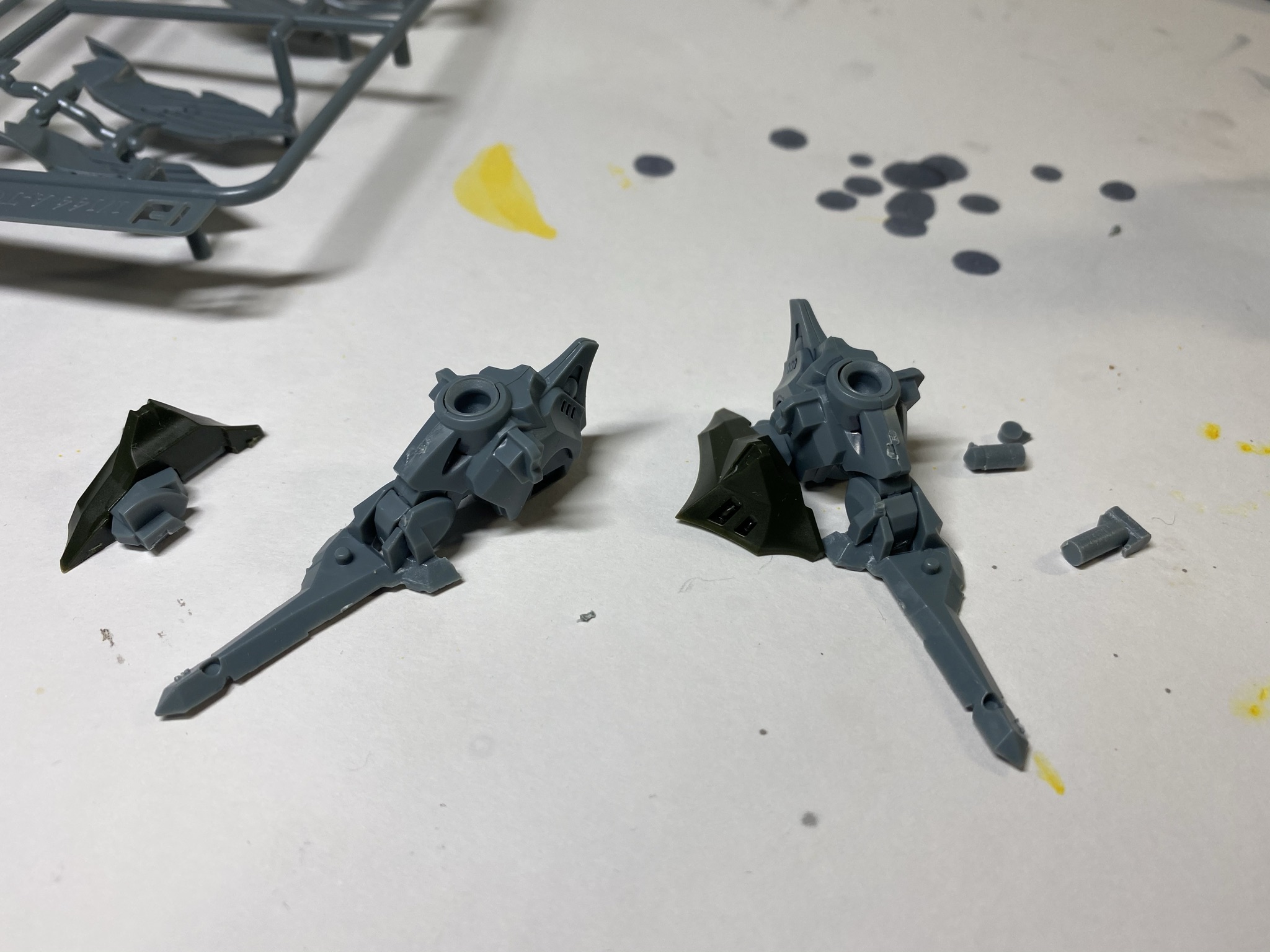 足と足首のパーツ分割は複雑。足裏のモールドは緻密だ