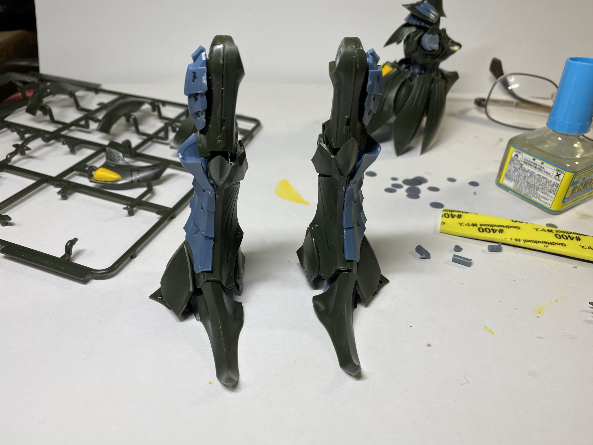 脚部の完成。「結構組みやすいキットだ」と思っていたのだが……