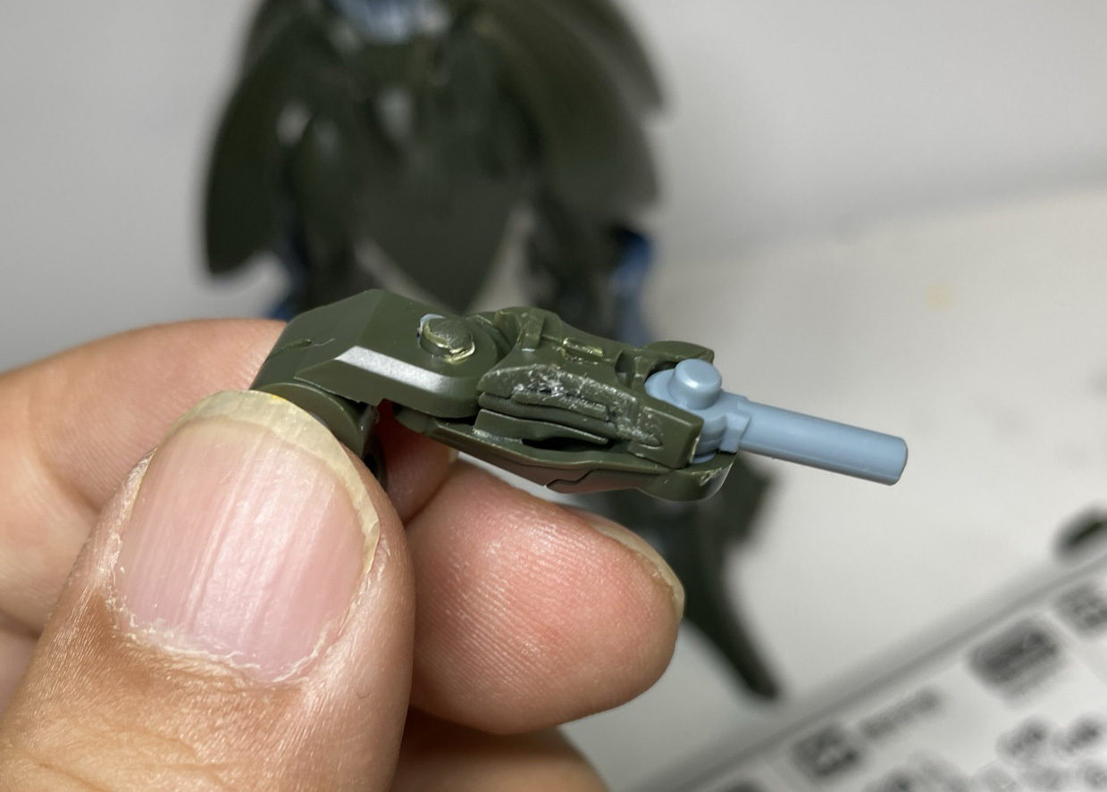 急に難易度が上がった腕の組み立て。パーツ分割が細かい上に、ポリキャップの径が軸に比べて短く、押し込む際に接着したパーツが取れてしまうことが多かった。パーツの組み違えも起こりやすく、何度も組み替えたため、接着剤でガビガビになってしまった