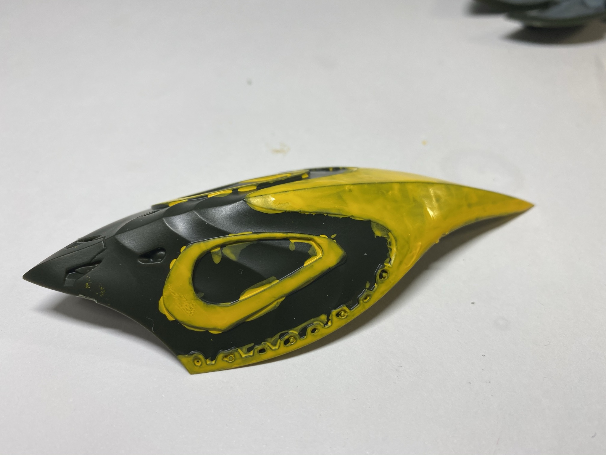 塗装の難しさは「筆塗りだと全然キレイに塗れない」というところだと思う。これまでの筆者はこの筆塗りの難しさで塗装を諦めることが多かった。今回は割り切り、かつ根気よく重ね塗りをして、黄色を塗装をしていった