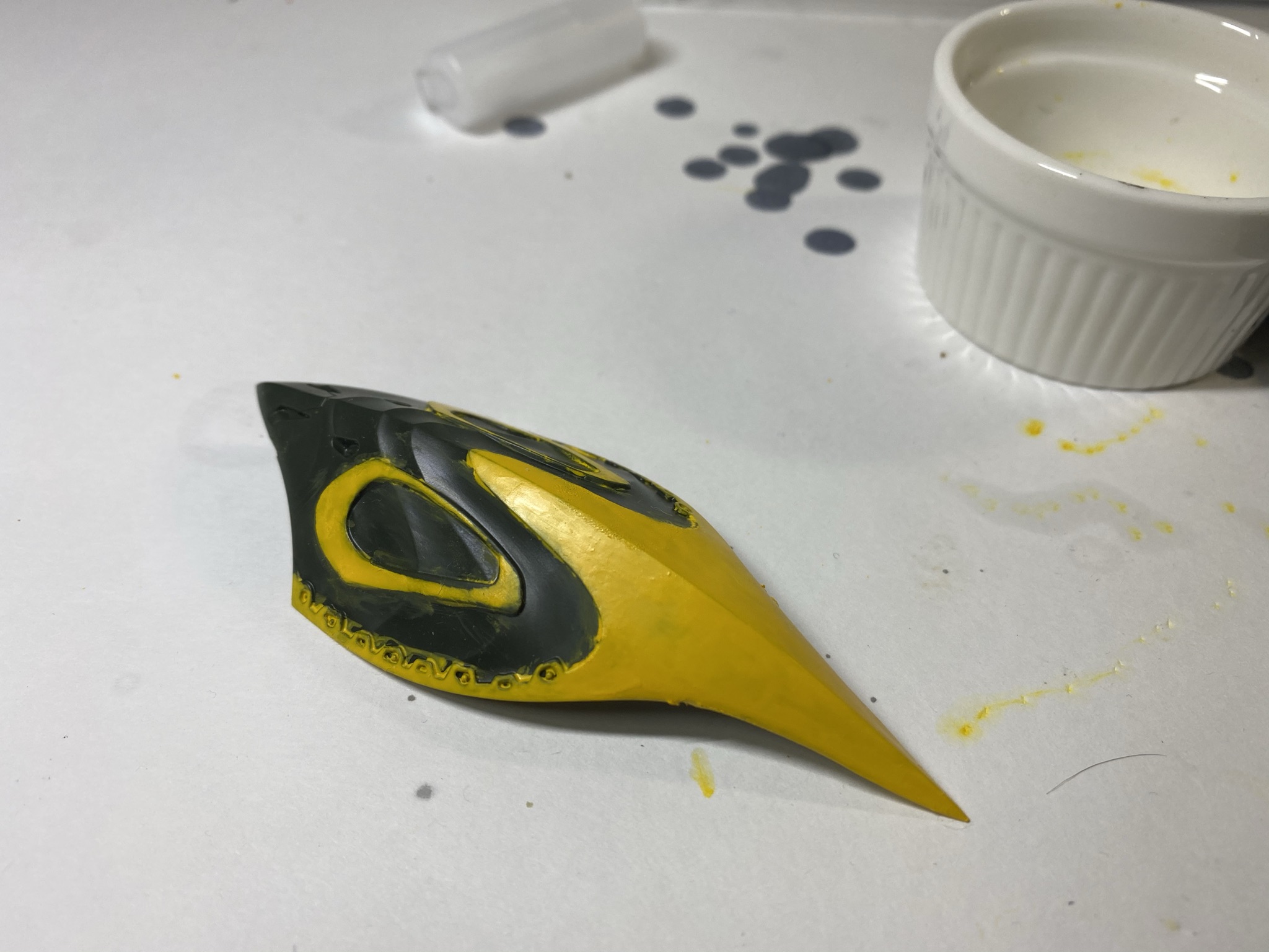 塗装の難しさは「筆塗りだと全然キレイに塗れない」というところだと思う。これまでの筆者はこの筆塗りの難しさで塗装を諦めることが多かった。今回は割り切り、かつ根気よく重ね塗りをして、黄色を塗装をしていった