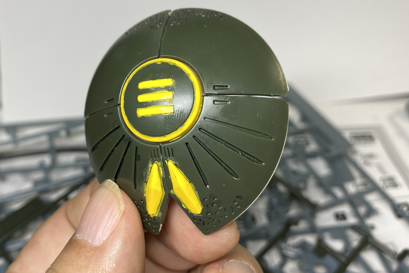 ラウンドバインダーの中央部分は本来は金色だが、今回はこのまま他と同じ黄色で塗装した