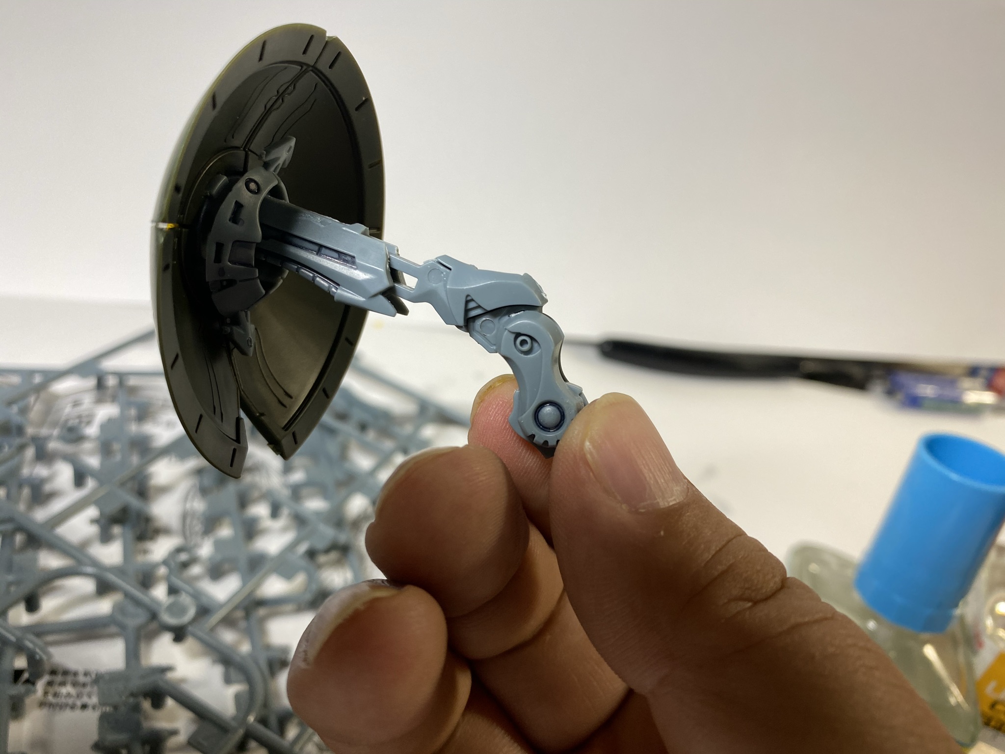 A・トールの大きな特徴である副椀。腕と独立した副椀で動かすラウンドバインダーが、機体の死角をなくし、高い防御力をもたらすのだ