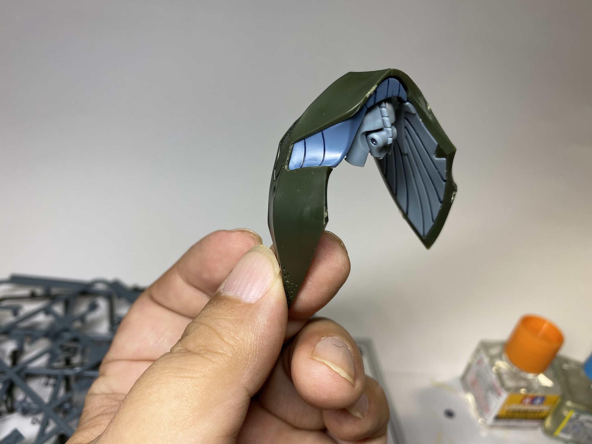 陣羽織のようなシルエットになる肩装甲