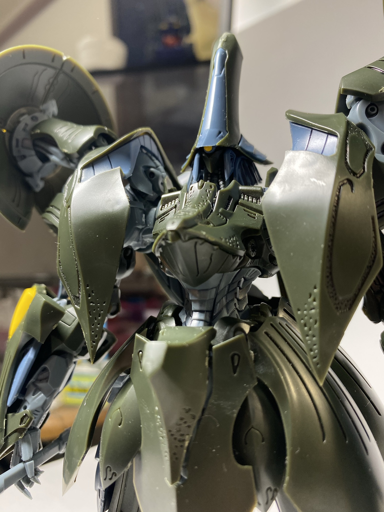 肩装甲とラウンドバインダーによって腕はかなりの重量になる。腕の付け根でその重さが支えきれなかったため、パテを入れて固定して補強した