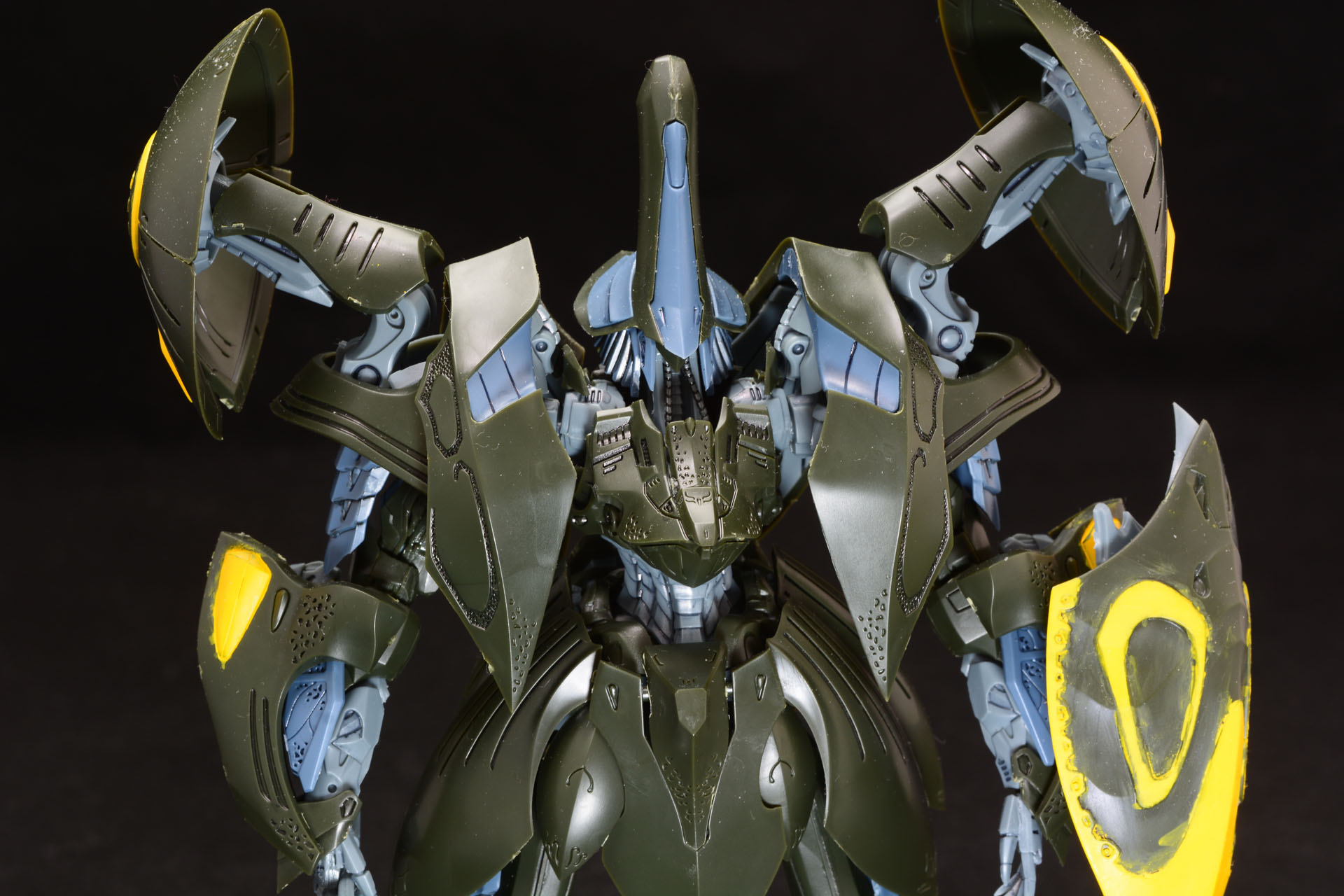 動かすと壊れそうな部分もあったため、立ったままの姿で写真を撮った。ガンプラと比べるとやはり構造が繊細だ。筆者の模型スキルでもちゃんとカッコイイのはうれしかった。他の商品にも挑戦してみたいと思った