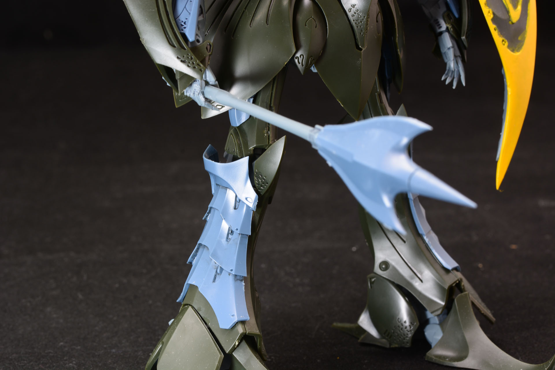 動かすと壊れそうな部分もあったため、立ったままの姿で写真を撮った。ガンプラと比べるとやはり構造が繊細だ。筆者の模型スキルでもちゃんとカッコイイのはうれしかった。他の商品にも挑戦してみたいと思った