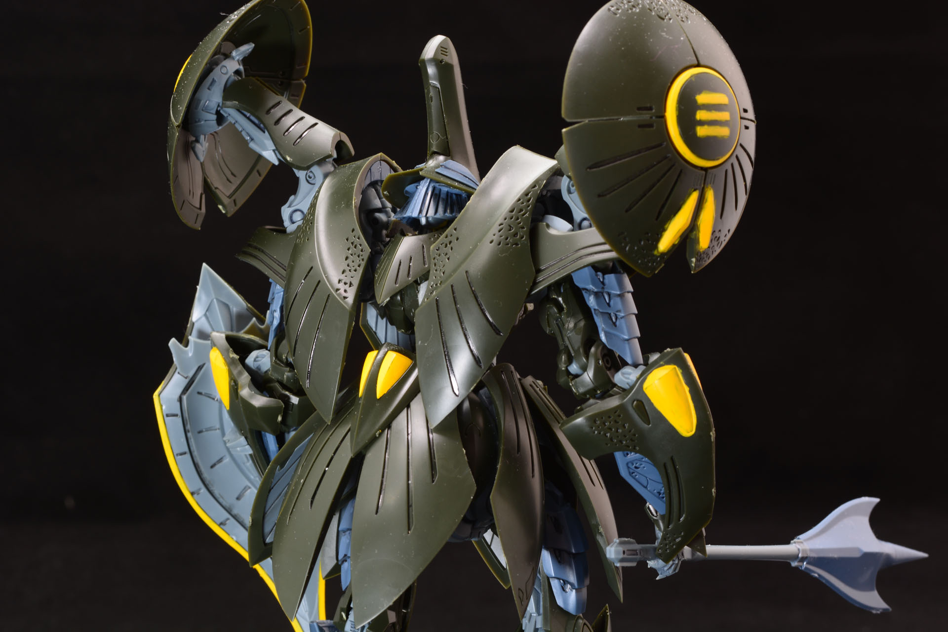 動かすと壊れそうな部分もあったため、立ったままの姿で写真を撮った。ガンプラと比べるとやはり構造が繊細だ。筆者の模型スキルでもちゃんとカッコイイのはうれしかった。他の商品にも挑戦してみたいと思った