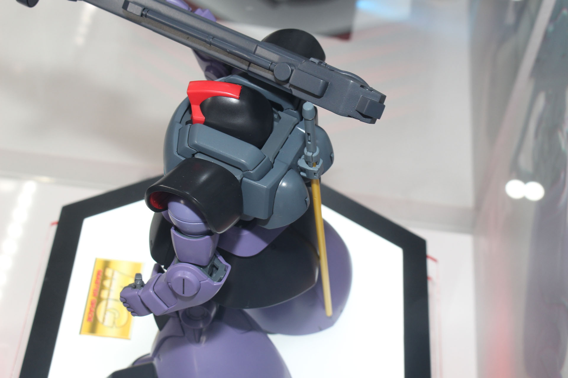 背面にはヒートサーベルのマウント用ラッチが見える。使用時の色違いのパーツなども付属してほしい