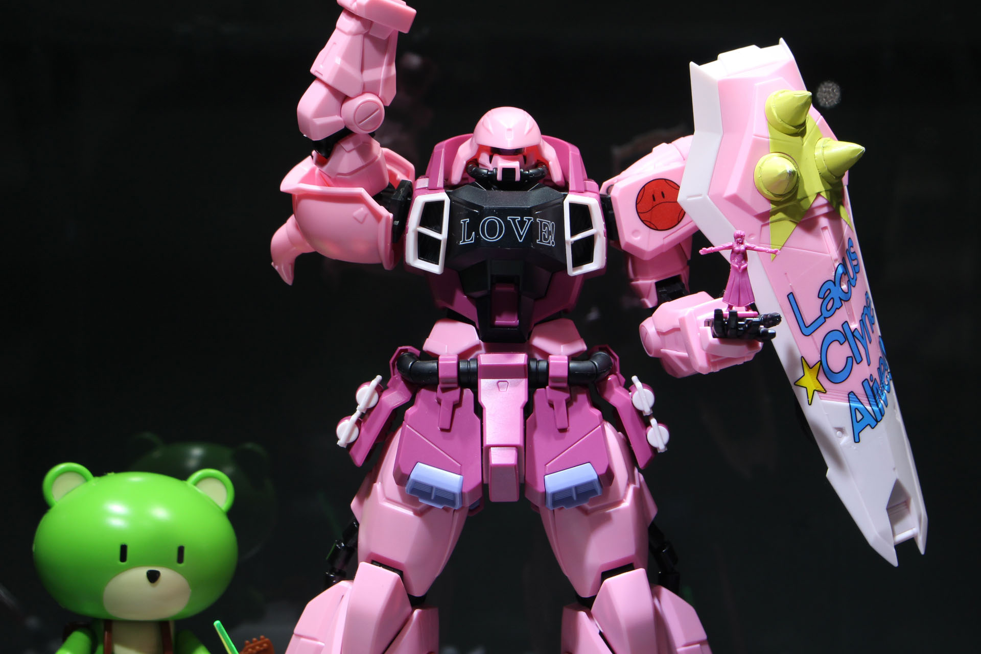 コンサート会場に見立てたディスプレイで展示されていた