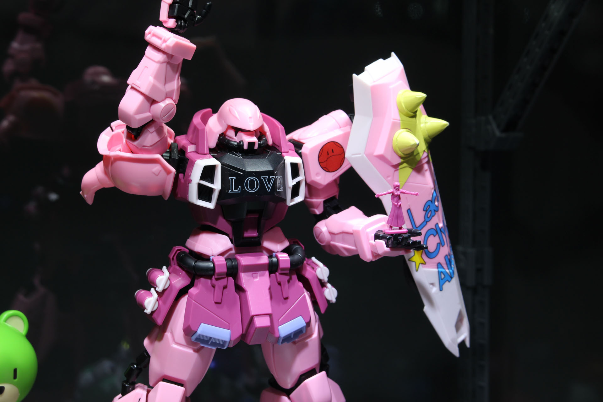 左手に乗っているのは同スケールのミーア・キャンベルのフィギュア